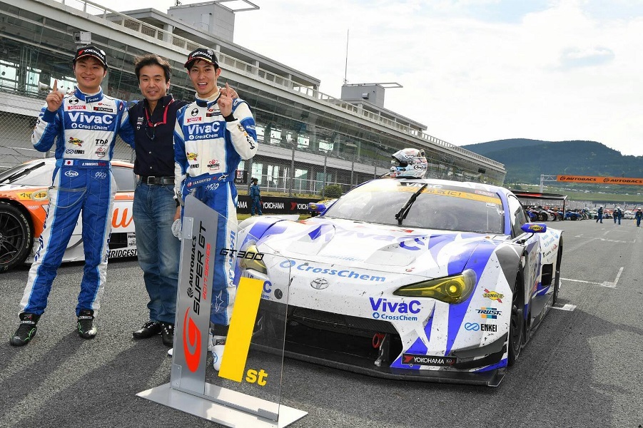 VivaC Team Tsuchiya hold on to win closest GT300 finish in history